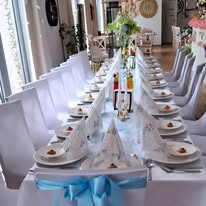 Poszukujesz wymarzonego miejsca na zorganizowanie obiadu Pierwszej Komunii Świętej zachęcam do skorzystania z naszej oferty, nasza restauracja znajduje się bezpośrednio nad jeziorem żarnowieckim co tworzy wspaniały klimat do spotkania rodzinnego i odpoczynku podczas celebrowania tego wyjątkowego dnia w naszej klimatycznej ,rodzinnej restauracji. Dbamy o każdy szczegół od wystroju sali oraz stołów po szczególny i wyjątkowy smak dań który dopieszcza i serwuje naszym gościom wice-masterchef Sylwia Garska Chmarycz